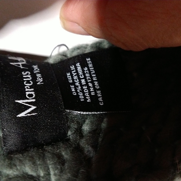 Marcus Adler gift set nwt pom pom hat with gloves - Picture 3 of 5